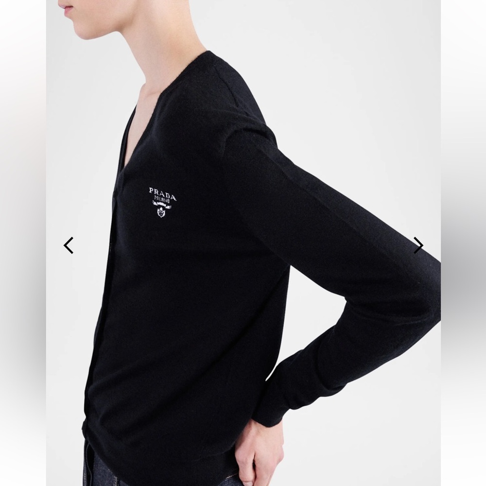 PRADA Superfine wool cardigan NWT!!
COLOR: NAVY
Size: 52 IT